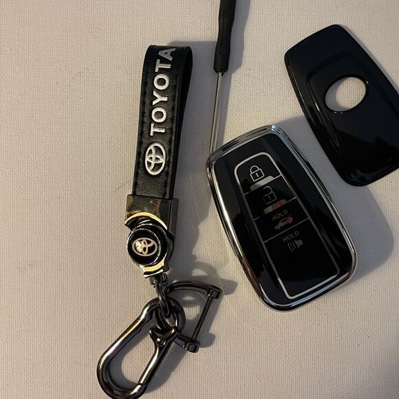 Toyota Logo key fob Keychain in Black leather with black/silver key fob case NWT - Picture 2 of 9